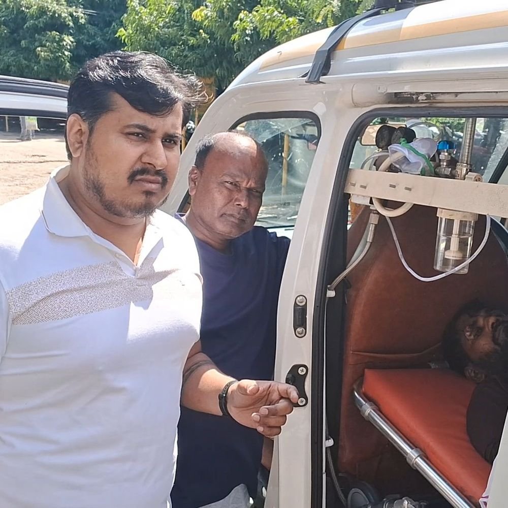 हाईवे पर खड़े ट्रक के पीछे भिड़ी 3 गाड़ियां:इटावा में DCM चालक के पैर कुचले, मौके पर मौत, दो घायल अस्पताल में भर्ती