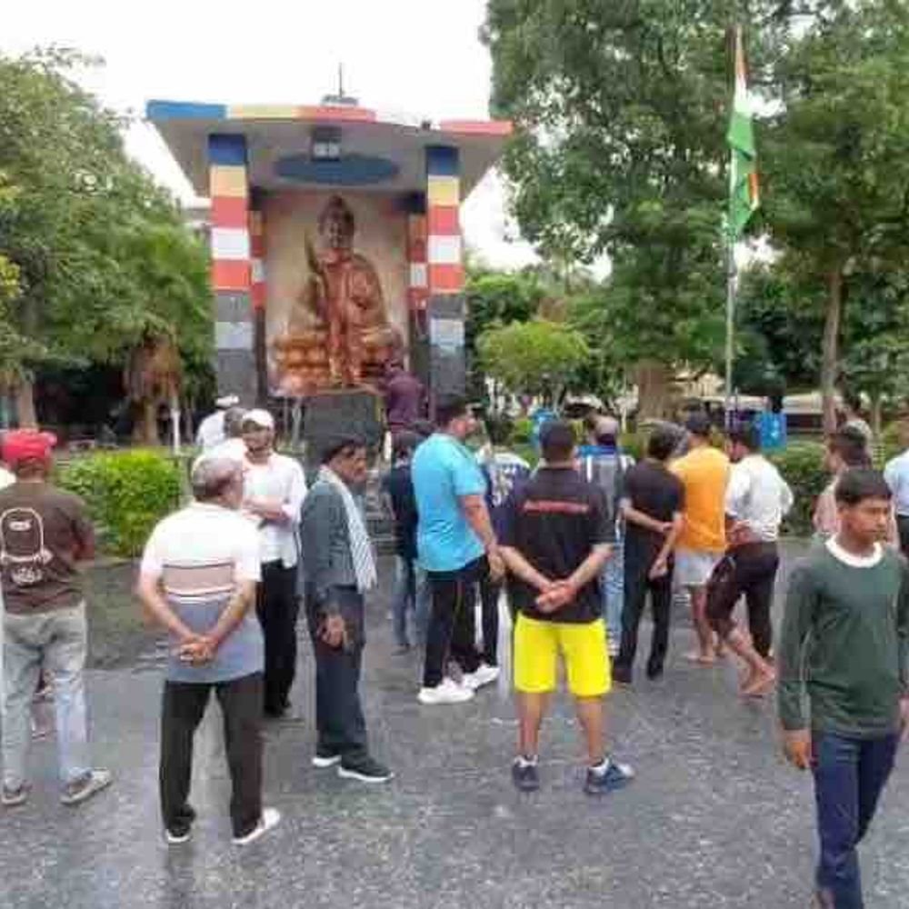 गाजियाबाद में अंबेडकर प्रतिमा गंदी करने पर केस:अंबेडकर पार्क में देर रात फेंकी गंदगी, CCTV फुटेज खंगाल रही पुलिस