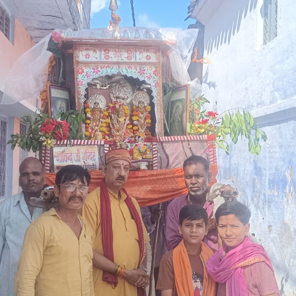 झाँसी में जलविहार पर्व मनाया:गाजे-बाजे के साथ निकले भगवान के विमान, तालाब में कराया गया जलाभिषेक