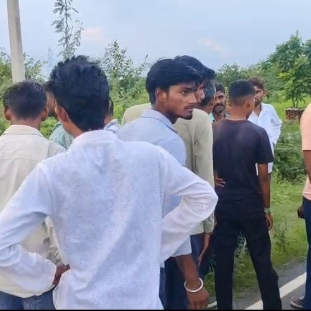 औरैया में खेत में मिला व्यक्ति का शव:पुलिस पहचान में जुटी, जेब से 100 रुपए और नमकीन का पैकेट मिला