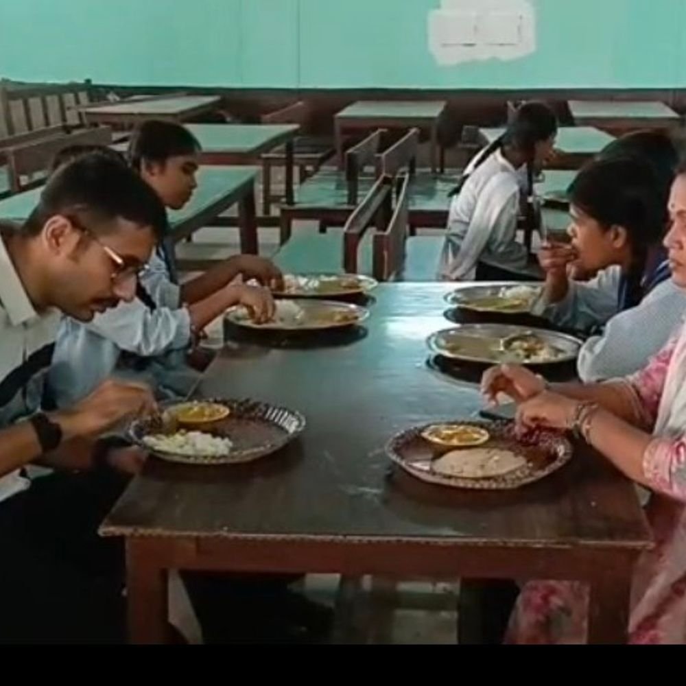 डीएम ने छात्राओं संग बैठकर किया भोजन:अमेठी के असैदापुर कॉलेज का निरीक्षण कर गुणवत्ता परखी, साफ-सफाई पर जोर दिया