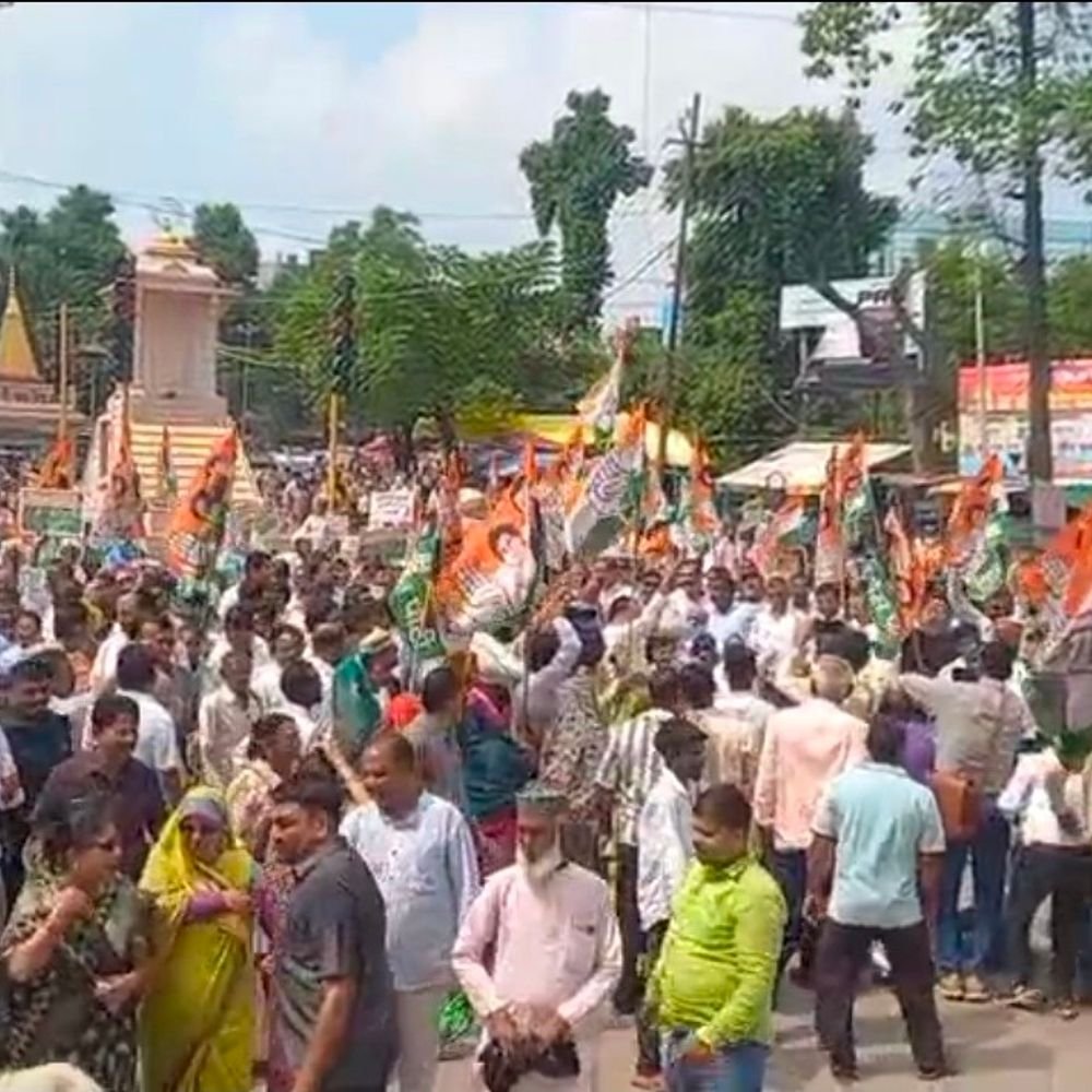 मुख्य चुनाव आयुक्त के इस्तीफे की मांग:रायबरेली में पुतला दहन के दौरान कांग्रेस कार्यकर्ताओं की पुलिस से झड़प