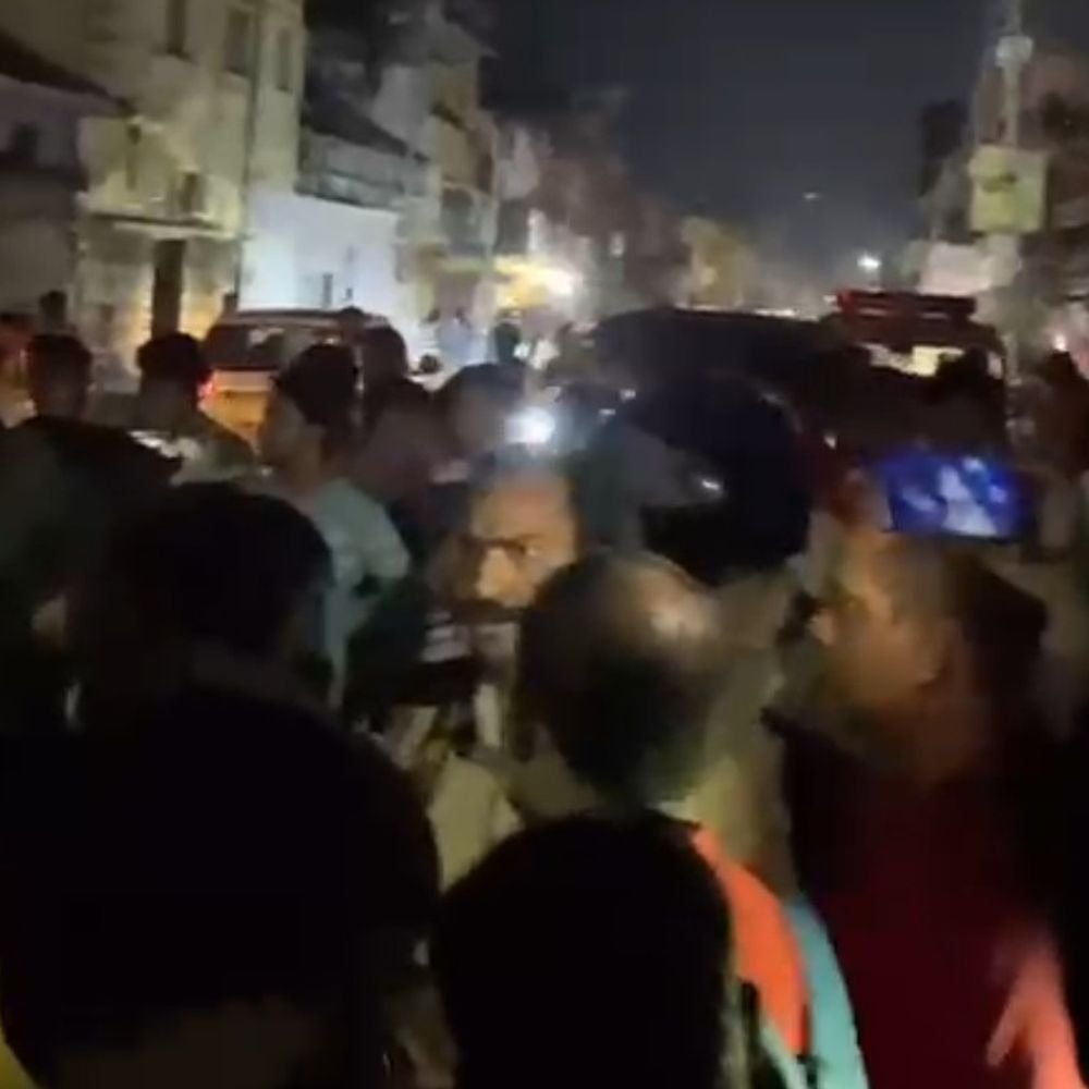 वजीरबाग में 60 घंटे से बिजली गुल, सड़क जाम की:बारिश और तेज हवाओं से गिरीं लाइनें, पुलिस के समझाने पर खुला रास्ता