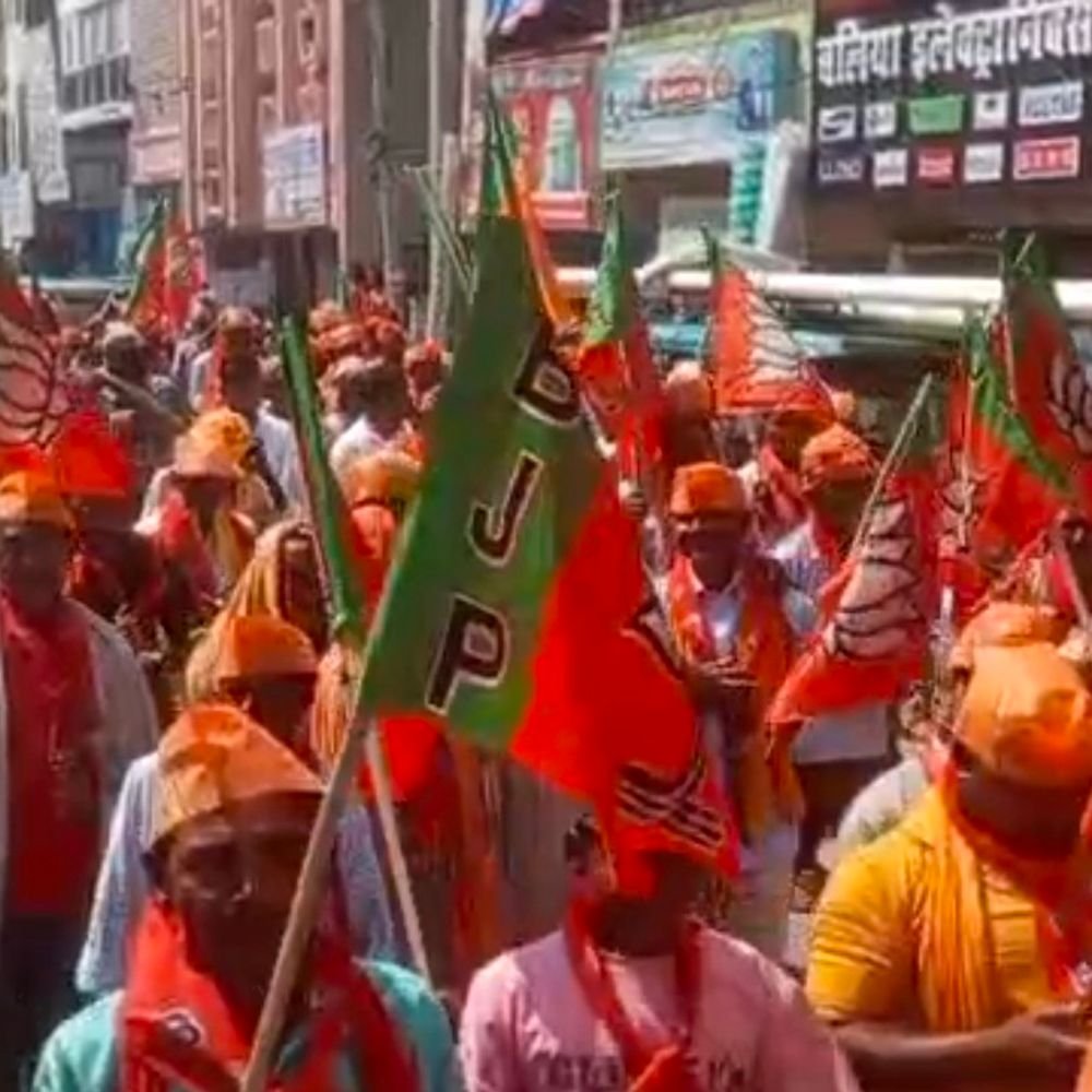 बलिया में बीजेपी नेता सुरेन्द्र सिंह ने निकाली पदयात्रा:बोले- मोदी-योगी विकास का इतिहास लिख रहे, देश को विश्वगुरु बनाएंगे