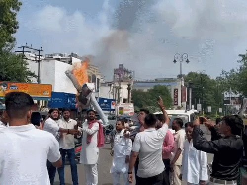 बरेली में सपा यूथ ब्रिगेड ने फूंका CEC का पुतला:SIR और मतदाता सूची में गड़बड़ी का आरोप, इस्तीफे की मांग
