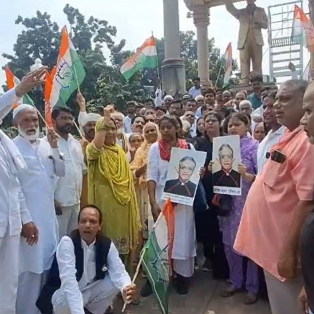 वाराणसी में CEC के खिलाफ कांग्रेस का प्रदर्शन-नारेबाजी:कांग्रेसी बोले-करोड़ों मतदाताओं का भरोसा तोड़ा, वोट चोर के नारे लगाकर जुलूस निकाला