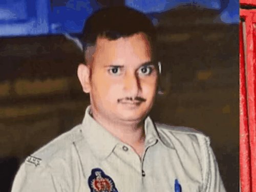 अयोध्या में फर्जी सिपाही गिरफ्तार:वर्दी पहनकर वसूली करता था, रेलवे स्टेशन-बाजार में लोगों को दिखाता था रौब