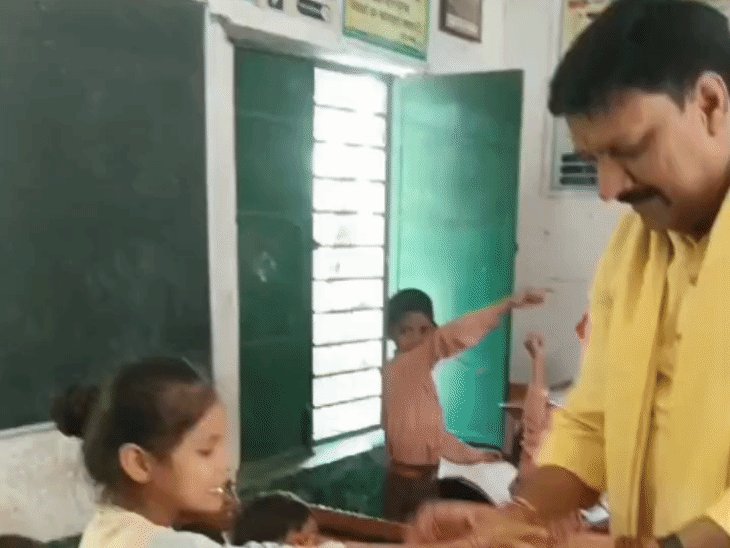 सीतापुर में विधायक शशांक त्रिवेदी ने बच्चों को पढ़ाया गणित...VIDEO:कचूरा स्कूल को ₹5 लाख की सौगात दी, विद्यालय स्टाफ और मौजूद लोगों ने खुशी जताई