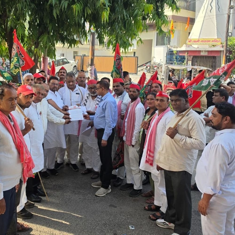 फर्जी मतदाता सूची को लेकर सपा कार्यकर्ताओं ने प्रदर्शन किया:बुलंदशहर में कलेक्ट्रेट पर डीएम को सौंपा ज्ञापन, जांच की मांग