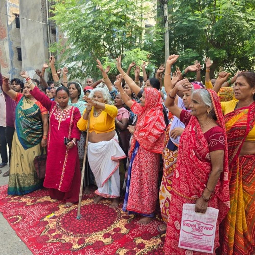 वृंदावन की काशीराम आवासीय कॉलोनी में प्रदर्शन:निवासी बोले कि पहले आसपास में करें शिफ्ट, नगर निगम के अधिकारियों ने कहा जर्जर हो चुके हैं फ्लैट