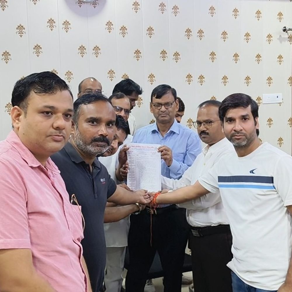 औद्योगिक बदहाली पर भड़के उद्यमी, डीएम को सौंपा ज्ञापन:भूरागढ़ औद्योगिक क्षेत्र में बिजली, सड़क, जलभराव और सुरक्षा की समस्याएं उठाईं