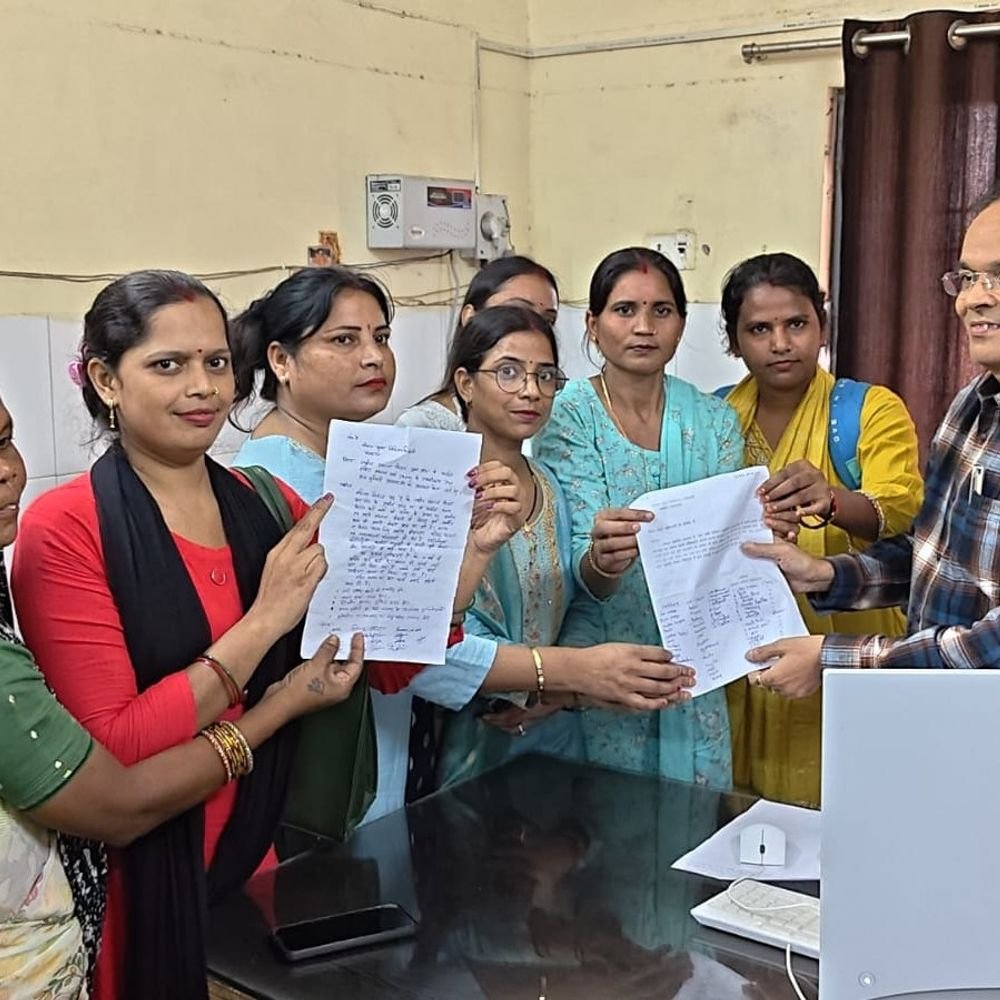 संविदा ANM ने स्थायीकरण और समान वेतन के लिए प्रदर्शन:कासगंज में ACMO को ज्ञापन सौंपकर 5 सूत्रीय मांगों के जल्द निस्तारण की मांग