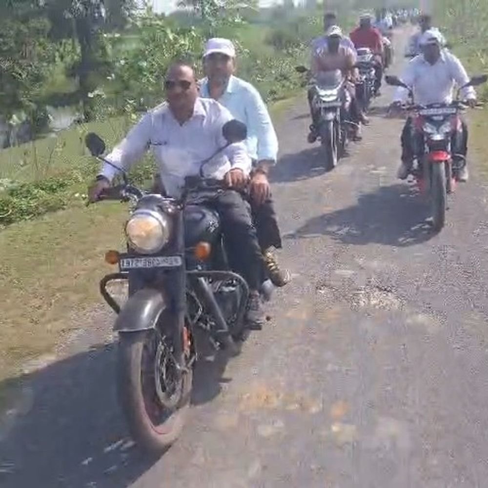 गोंडा में घाघरा-सरयू के बढ़ते जलस्तर से तटबंधों पर खतरा:अफसरों ने बुलेट से 40 किमी तक किया निरीक्षण; 24 घंटे निगरानी के निर्देश