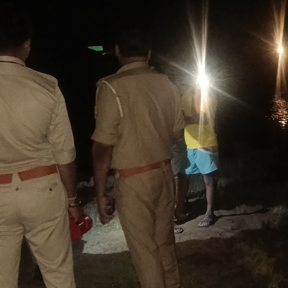 गोला-मोहम्मदी हाईवे पर गोमती नदी में मिला नवजात का शव:लखीमपुर-खीरी में पुलिस ने पंचनामा कर पोस्टमार्टम के लिए भेजा