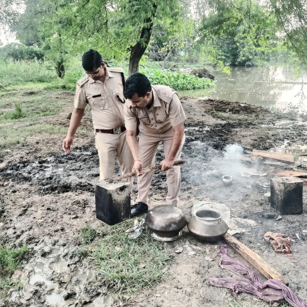 रायबरेली में आबकारी विभाग ने 1500 कुंतल लहन फेंका:2000 लीटर कच्ची शराब पकड़ी, 24 से ज्यादा आरोपी गिरफ्तार