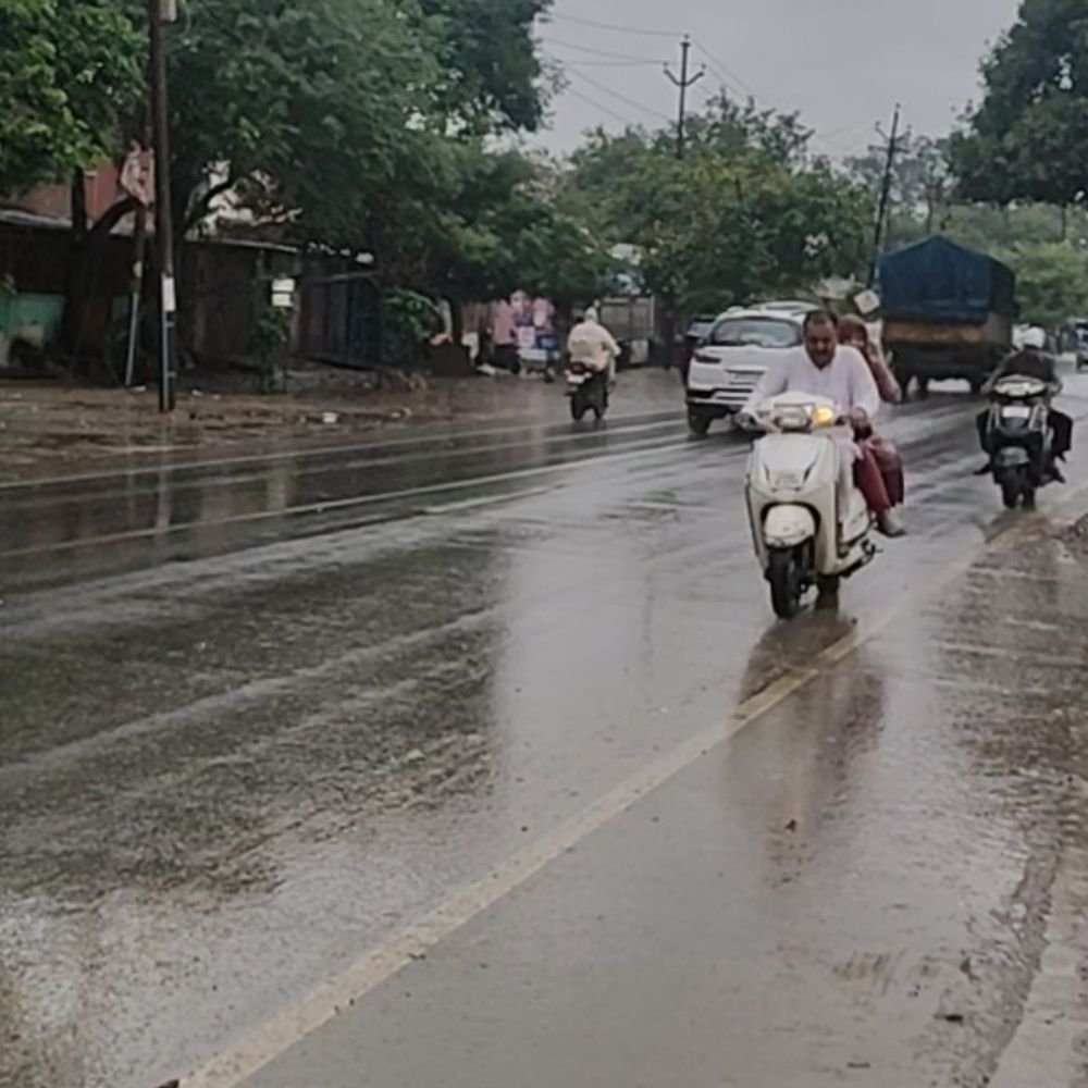 घने बादल छाए, ठंडी हवाओं के बाद शुरू बारिश:हाथरस में 7 डिग्री गिरा तापमान, गर्मी से राहत
