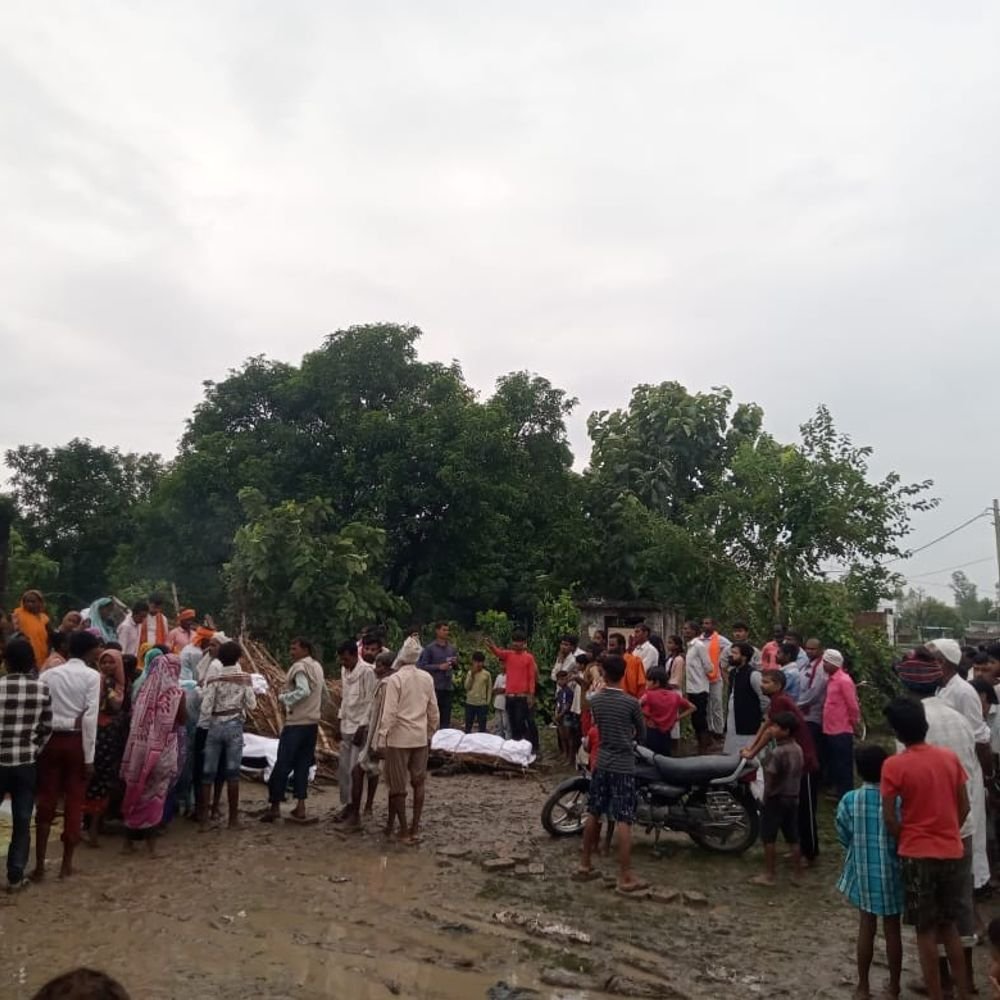 बारिश में लकड़ी भीगने से नहीं जली चिता:दादा-दादी और 10 साल के पोते को नम आंखों से दफनाया, दीवार गिरने से हुई थी मौत