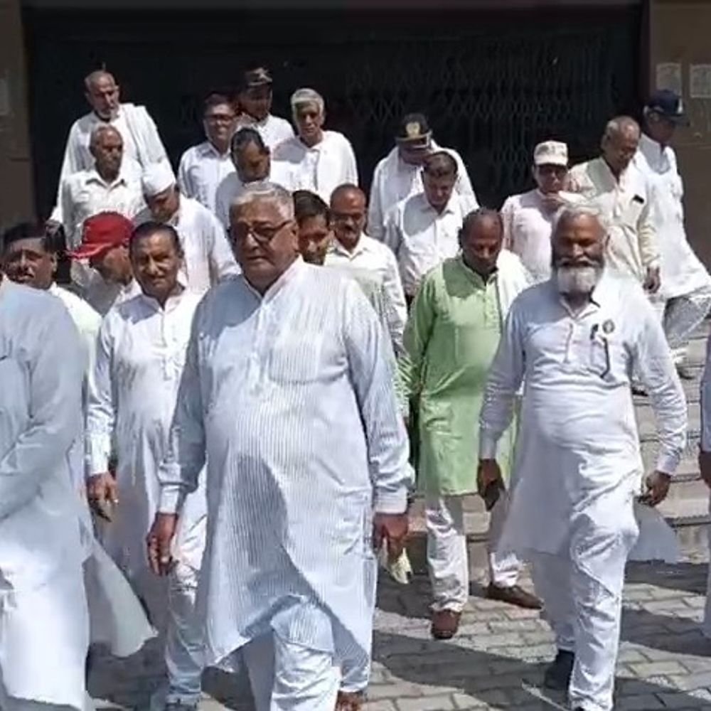 भूतपूर्व सैनिक समिति ने डीएम दिव्यांशु पटेल को सम्मानित किया:बागपत में नवागत जिलाधिकारी को शॉल ओढ़ाकर स्वागत किया, प्रशासन को सहयोग का भरोसा