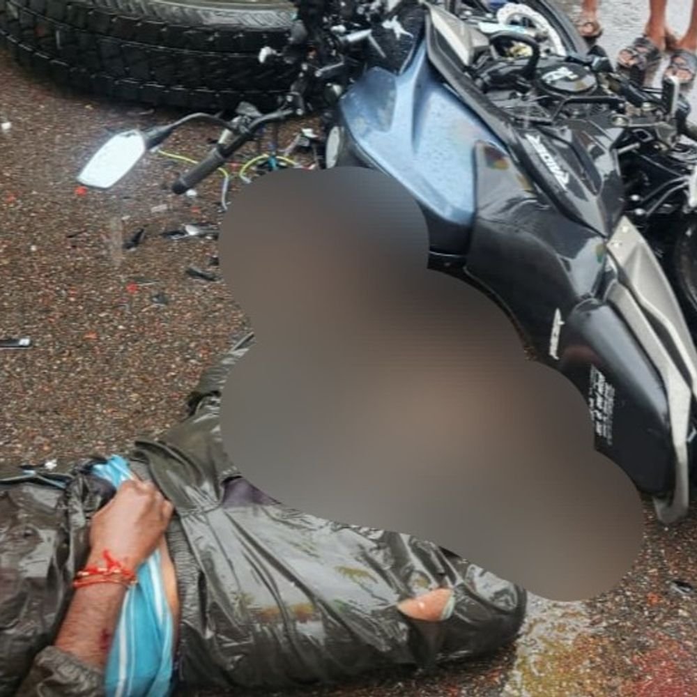 बारिश में बाइक फिसली, ट्रक में घुसे युवक की मौत:हरदोई में हाईवे पर बल्लीपुर टोल प्लाजा के पास हादसा, छुट्टी लेकर घर लौट रहा था