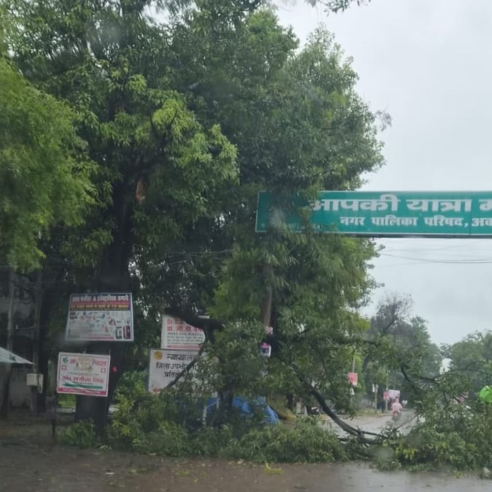 24 घंटे से बिजली गुल, धान-गन्ने की फसल खराब:अम्बेडकरनगर में बारिश और तेज हवाओं ने जनजीवन किया प्रभावित, किसानों ने मांगी राहत