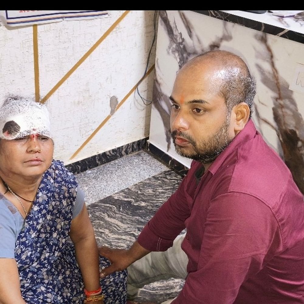 हाथरस में ट्रक और रोडवेज बस की जोरदार टक्कर:दोनों ड्राइवर गंभीर, 8 लोग घायल, 45 यात्रियों को लेकर बरेली से जयपुर जा रही थी