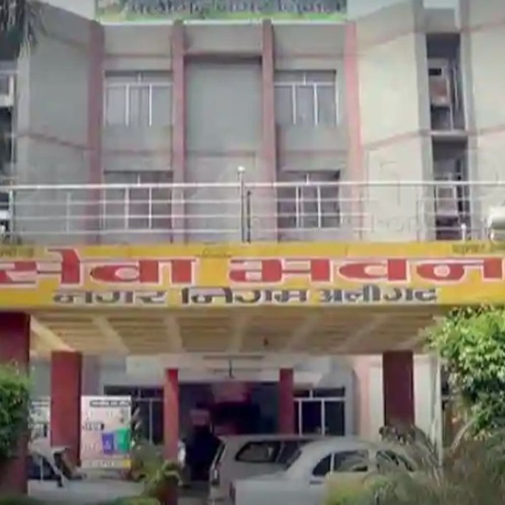 तबादला हुआ, नोटिस मिले, पर अलीगढ़ नहीं छोड़ा:अलीगढ़ नगर निगम के जेई के खिलाफ अब विभागीय कार्रवाई, शासन ने दिए जांच के आदेश