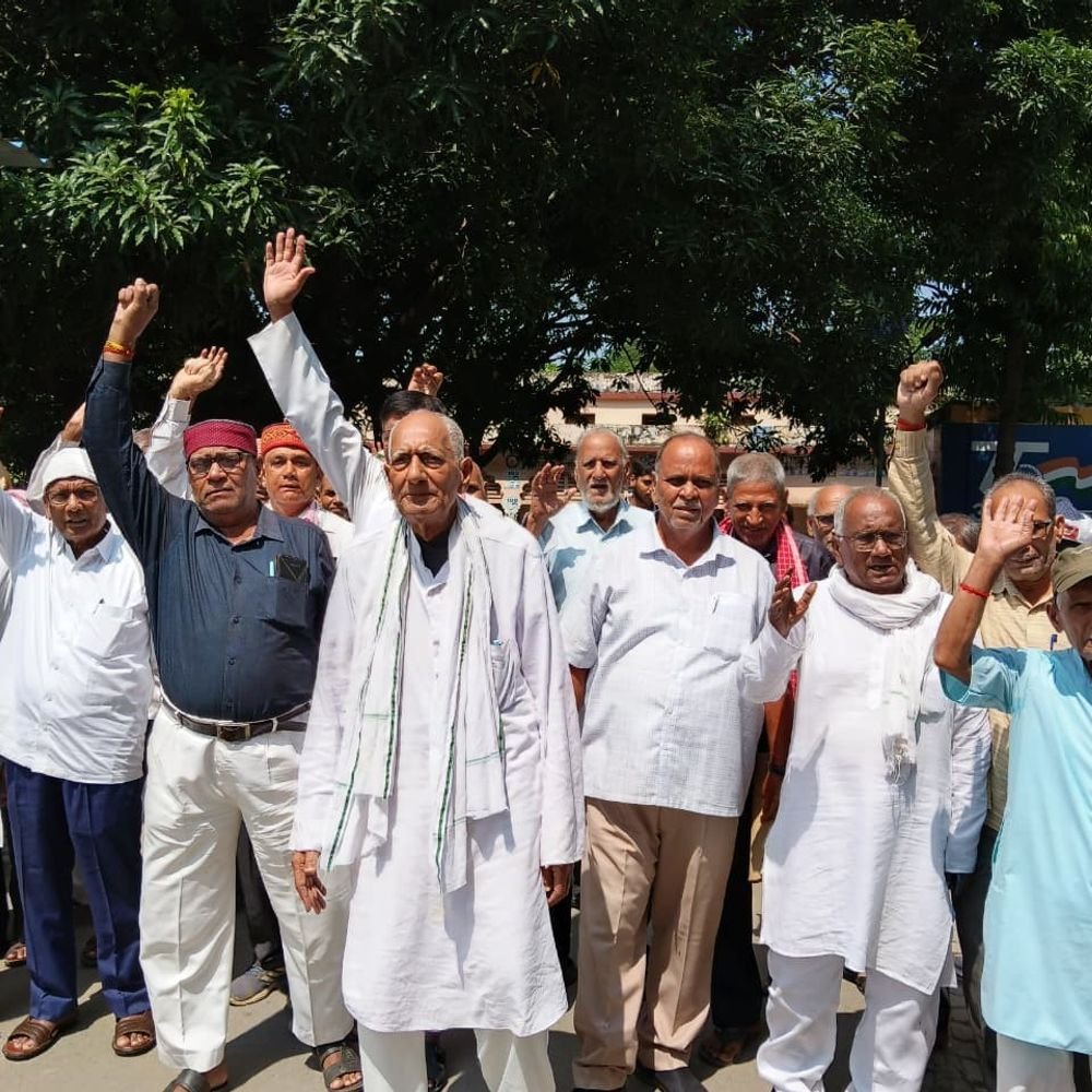 पेंशनरों ने कलेक्ट्रेट में प्रदर्शन किया:देवरिया में 8वें वेतन आयोग में पुराने पेंशनरों को शामिल करने की मांग