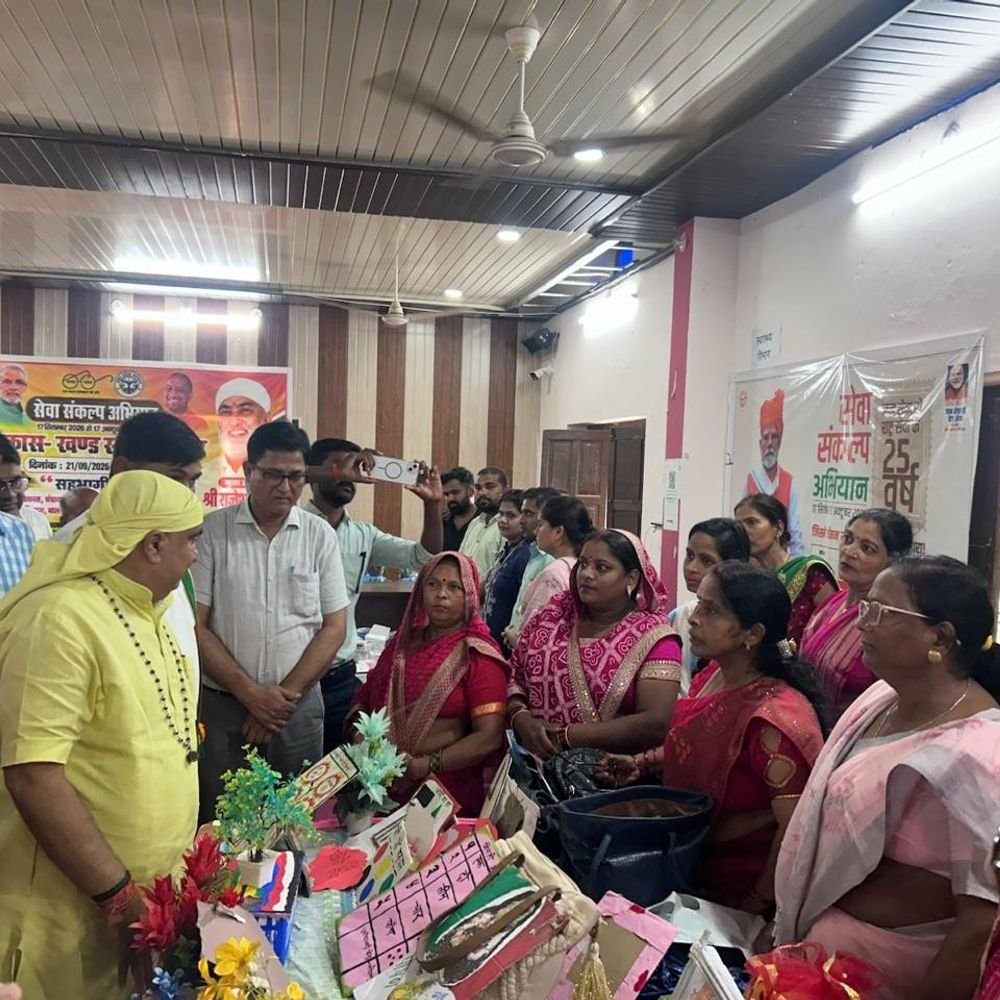 गोला में सेवा संकल्प अभियान:10 लाभार्थियों को मिले राशन कार्ड, आंगनबाड़ी कार्यकर्ता सम्मानित