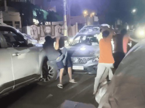 आगरा में रंगबाजी में सराफा व्यापारी पिता-पुत्र को पीटा:चौकी-थाने में नहीं हुई सुनवाई, सपा नेता के दबाव में करना पड़ा समझौता