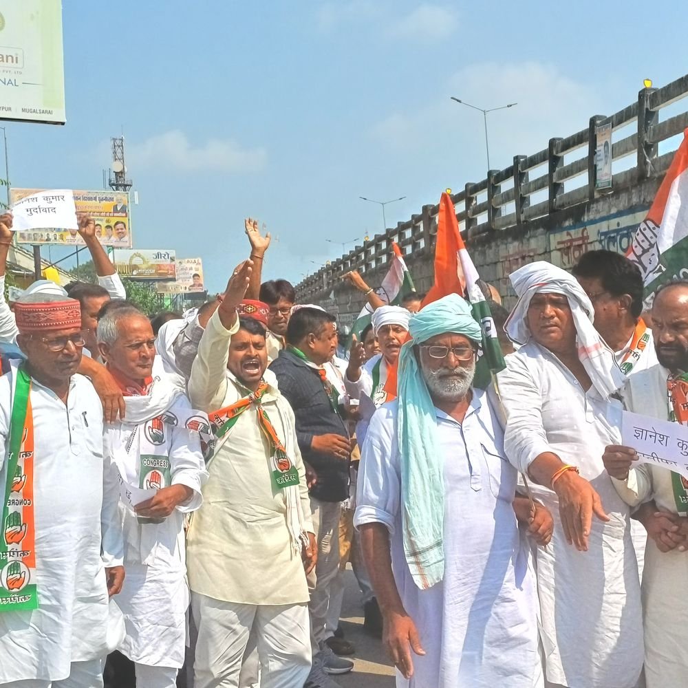 कांग्रेस कार्यकर्ताओं ने मुख्य चुनाव आयुक्त का पुतला फूंका:चंदौली में भाजपा को संरक्षण देने का आरोप, निष्पक्ष जांच की मांग