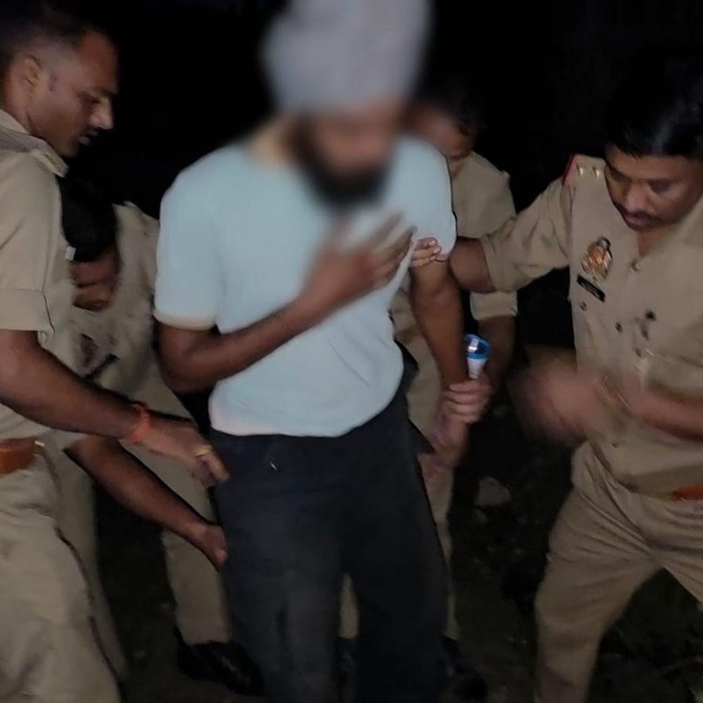 गाजीपुर में पुलिस मुठभेड़ में 2 गो-तस्कर गिरफ्तार:एक के पैर में लगी गोली, डीसीएम से 10 गोवंश बरामद