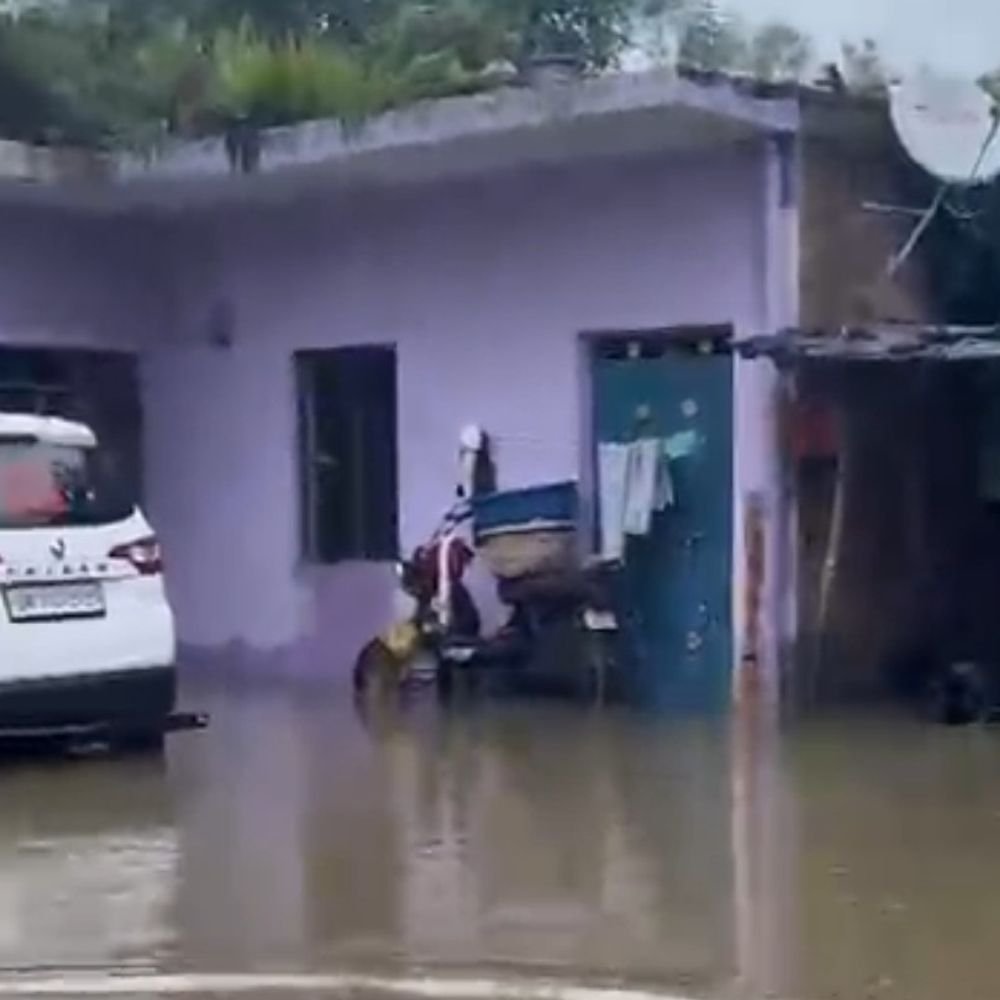 घाटमपुर में बंबा की खांधी कटी, गांव में घुसा पानी:कई रास्ते डूबे, घरों तक पहुंचा जलभराव; ग्रामीणों ने पंपिंग सेट की मांग की
