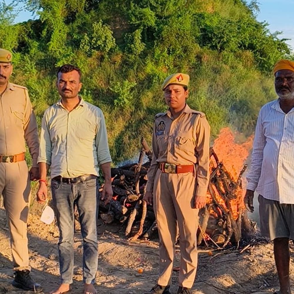औरैया में 72 घंटे बाद भी महिला की शिनाख्त नहीं:अपनों का पता नहीं चला तो इटावा के रक्तदाता समूह ने कराया अंतिम संस्कार
