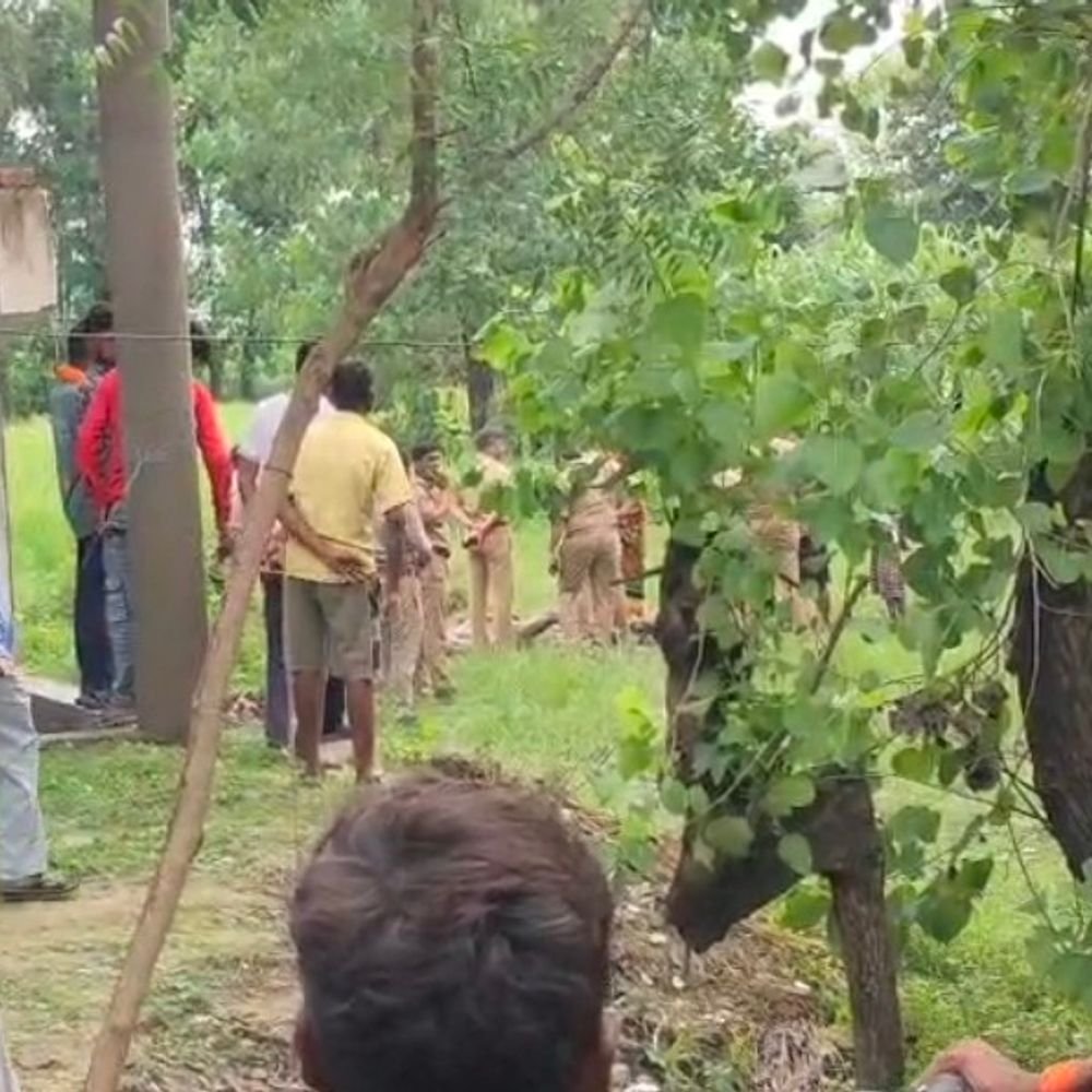 कौशांबी में खेत में मिला अधेड़ का शव:शरीर पर चोट के निशान नहीं, जहरीले जीव के काटने की आशंका; CCTV खंगाल रही पुलिस