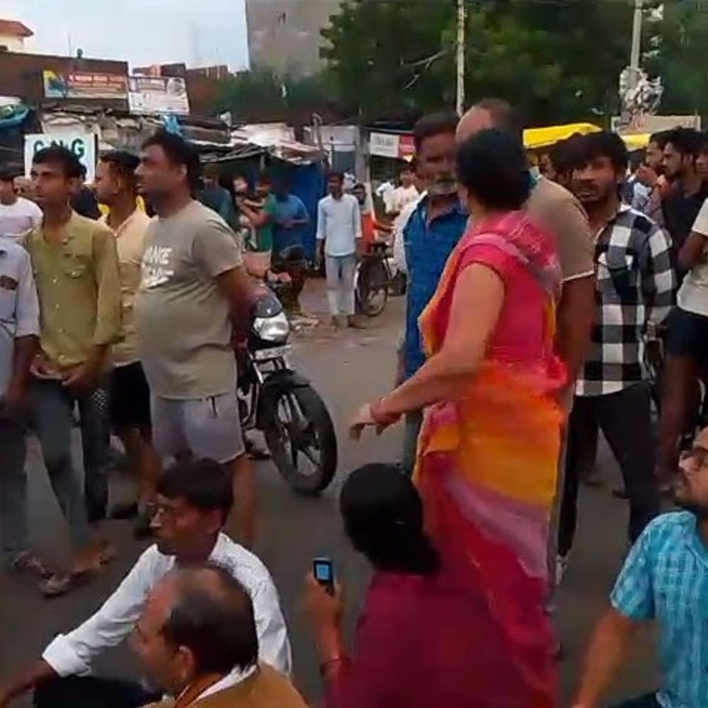 जलभराव से परेशान लोगों ने सड़क जाम किया:जल निकासी न होने पर विरोध जताया, उन्नाव-गदनखेड़ा बाईपास पर असर