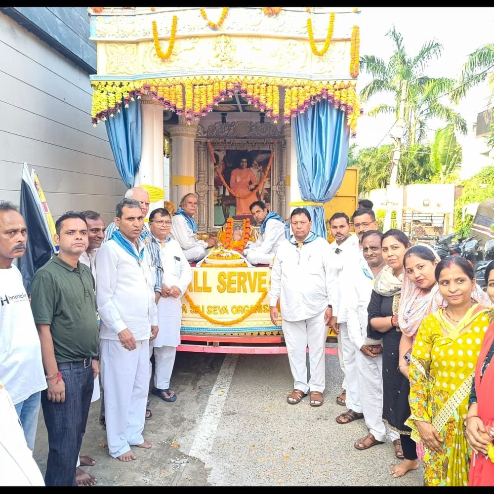 रामपुर पहुंची प्रेम वाहिनी रथ यात्रा:साई मंदिर में भक्तों ने की महाआरती, सेवा का संदेश दिया