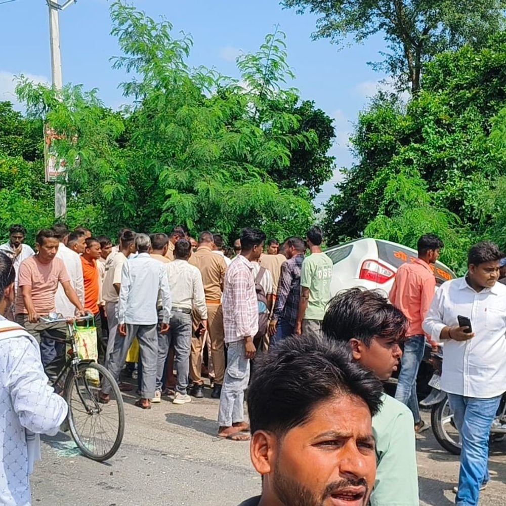 पीलीभीत में डंपर-कार की टक्कर, दो की मौत:महिला और बच्चों समेत कई लोग गंभीर रूप से घायल, हाईवे पर हादसा