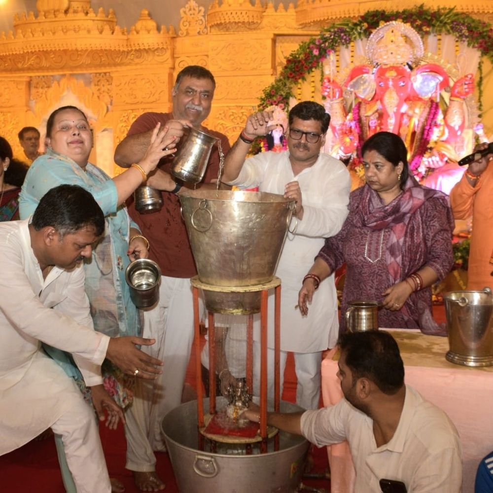 झूलेलाल वाटिका में बप्पा का 1008 नामों से महाभिषेक:108 किलो का मोदक रहा मुख्य आकर्षण, सैकड़ों श्रद्धालुओं ने लिया भाग