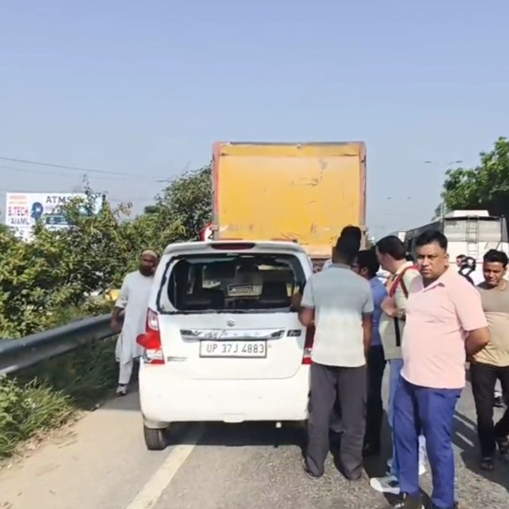 बेकाबू कैंटर ने 8 वाहनों को मारी टक्कर:हापुड़ में एनएच-9 पर कई गाड़ियां क्षतिग्रस्त, बाल-बाल बचा डाईवर