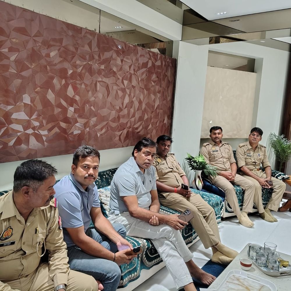 प्रतापगढ़ जाने से पहले सपा विधायक हाउस अरेस्ट:पीड़ित परिवार से मिलना था, अर्जुन गौतम के परिजनों से मिलने जा रहे थे