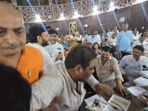 नगर निगम सदन में पार्षदों के बीच मारपीट:BJP पार्षद विकास जायसवाल पर सपा के रजत कौशिक ने किया हमला, हंगामा-बवाल