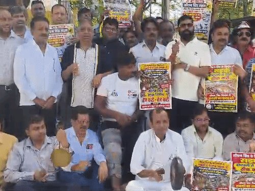 कानपुर में टूटी सड़क को लेकर व्यापारियों ने प्रदर्शन किया:ढोल-मंजीरा और थाली बजाकर नगर निगम के खिलाफ नारेबाजी, अनिश्चितकाल धरने की चेतावनी