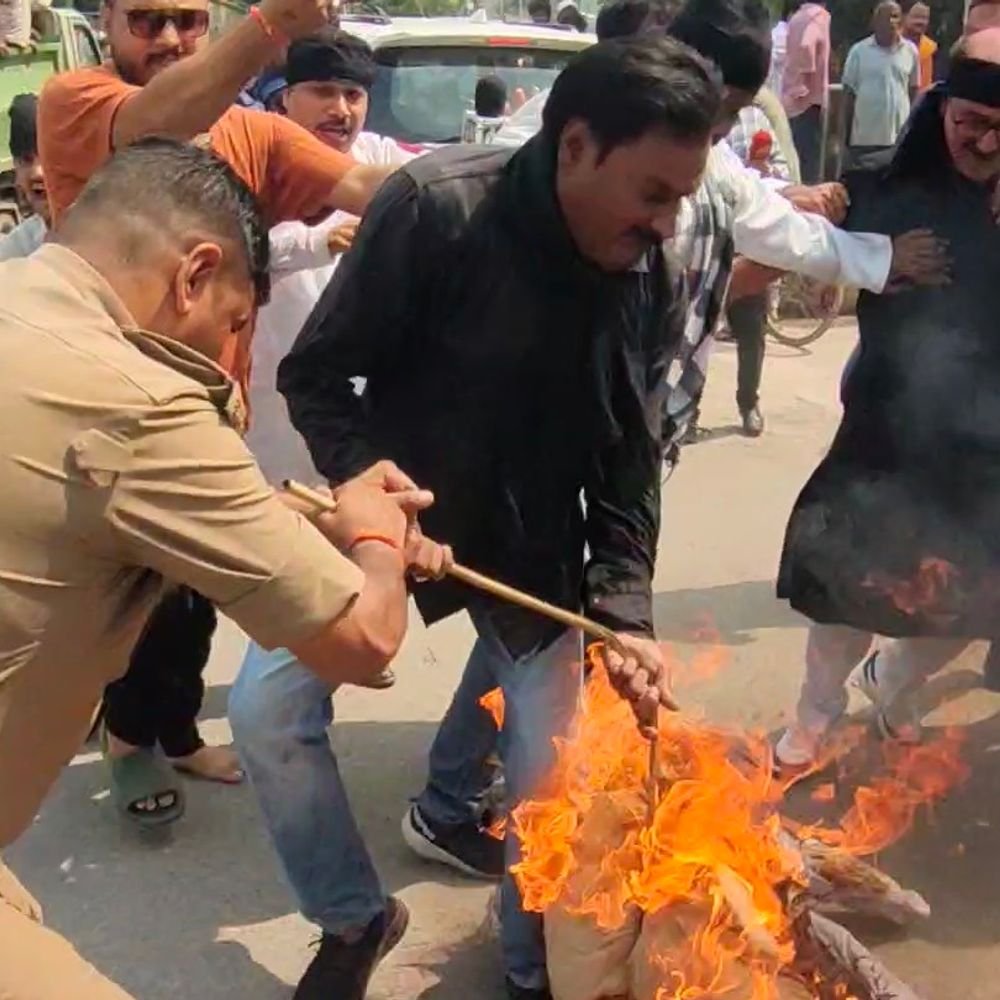 प्रयागराज में कांग्रेस ने ज्ञानेश कुमार का पुतला फूंका:पुलिस छीनने में नाकाम रही, कार्यकर्ताओं ने लातों से कुचला और जलाया