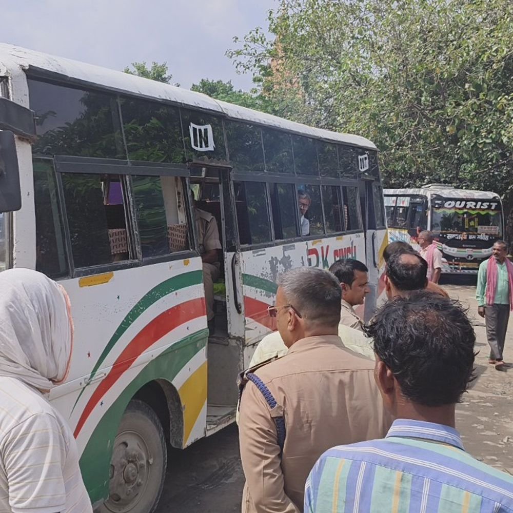 मऊ में नियमों के खिलाफ चल रही बसों पर कार्रवाई:8 बसों का चालान, 3 जब्त; 'ऑपरेशन कवच 2.0' के तहत एक्शन