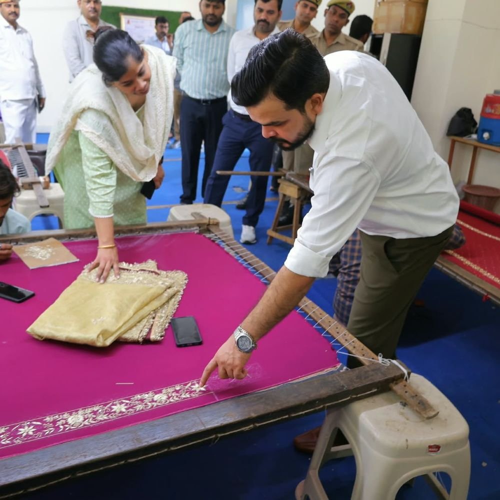 कारीगरों को डिजिटल मार्केट प्लेस से जोड़ने के निर्देश दिए:जरी-जरदोजी उत्पादों की गुणवत्ता और बाजार की मांग जानी, आरसेटी में प्रशिक्षणार्थियों से भी मिले