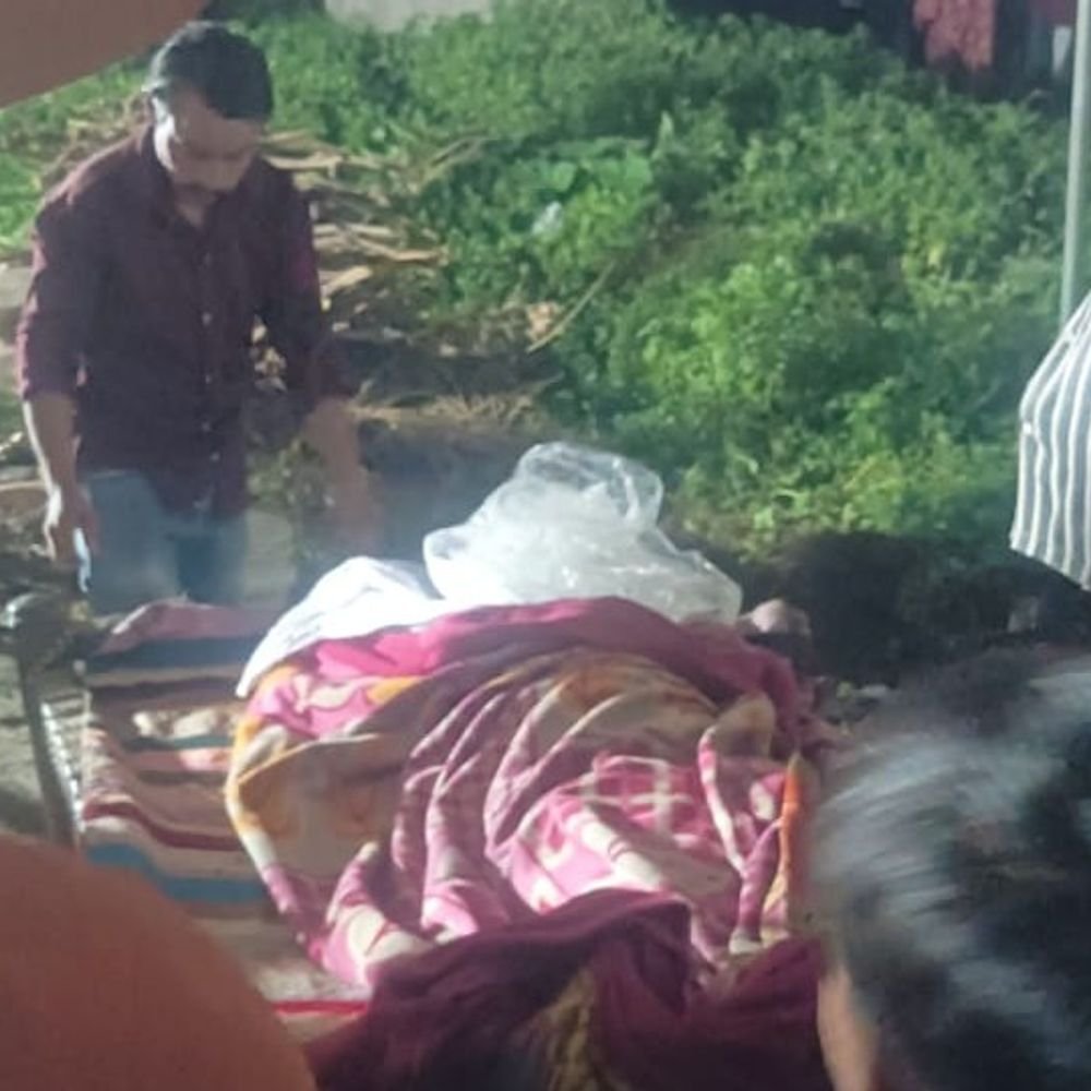 बलरामपुर में जर्जर दीवार गिरने से बच्चे की मौत:साइकिल से जा रहा था, 72 घंटे से हो रही बारिश से कमजोर हुई थी दीवार