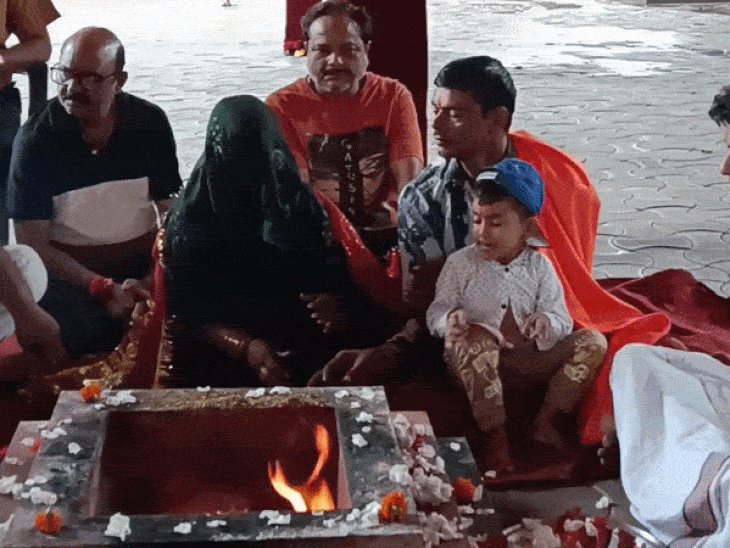 झांसी में 15 साल बाद युवक ने की घर वापसी:हवन-पूजन कर रफीक से बना राजकुमार, पत्नी अफसरी बनी अनिता प्रजापति