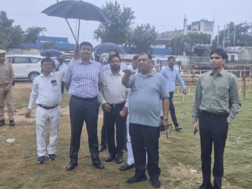 आगरा में छाता लेकर जनकपुरी की तैयारी देखने पहुंचे डीएम:बारिश में किया निरीक्षण, कहा-समय से पूरे हों रामबारात, जनकपुरी के काम