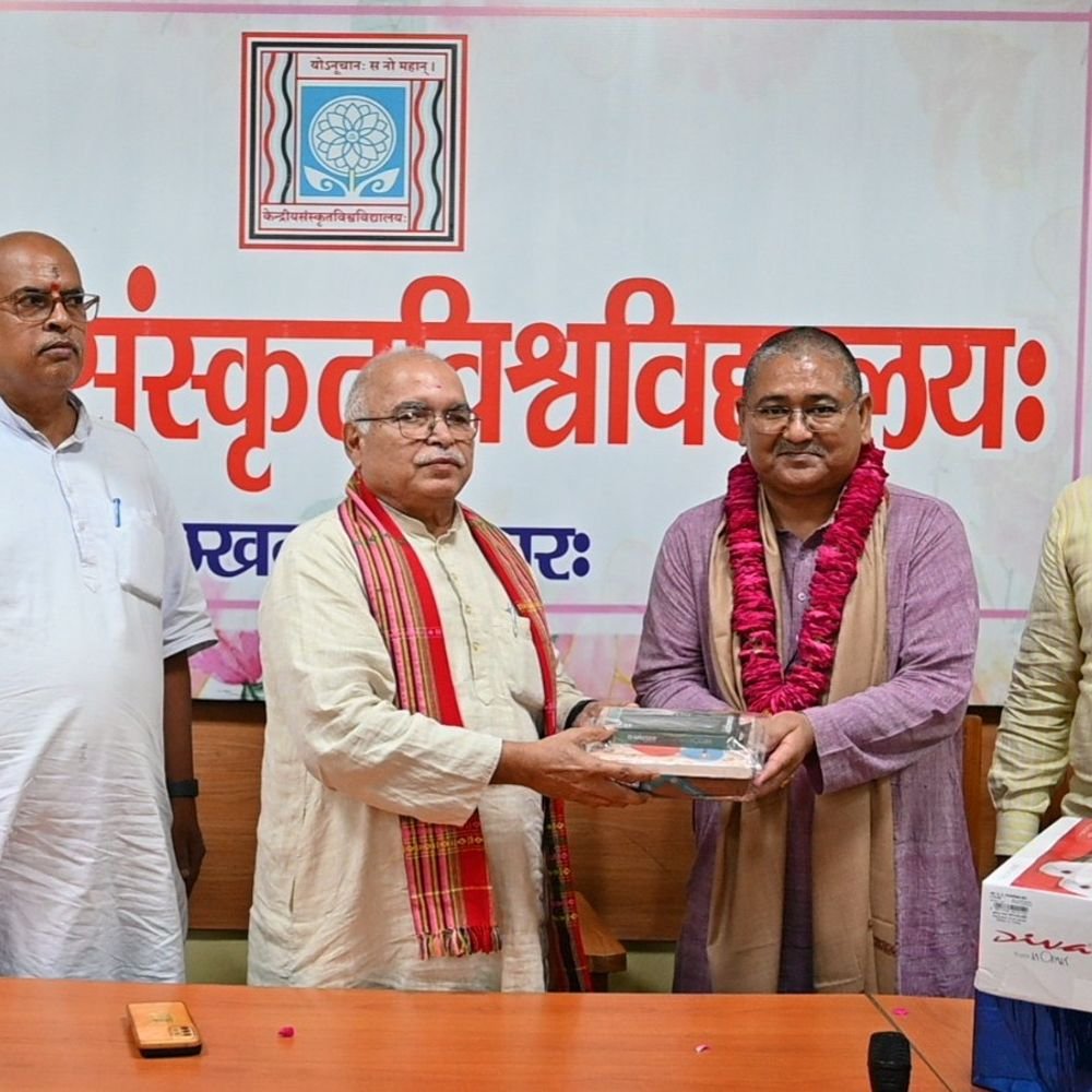 संस्कृत विश्वविद्यालय में विदाई समारोह:प्रो. नेगी एकलव्य परिसर में निदेशक बने; शुभकामनाओं के साथ विदा किया
