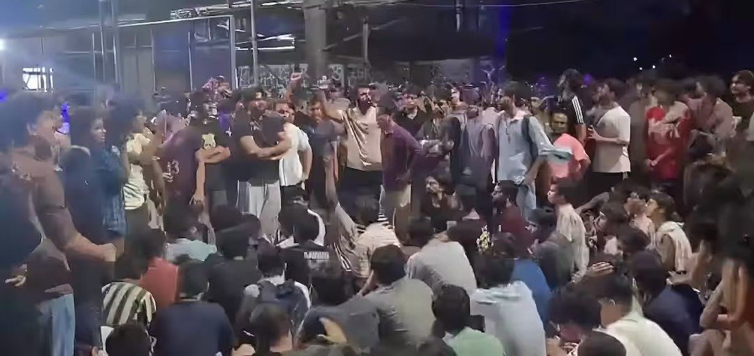 आईआईटी बॉम्बे ने मानी छात्रों की 18 मांगें, प्रोफेसर निलंबित
